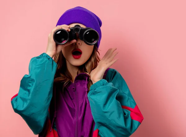 Jovem mulher de chapéu roxo e roupas dos anos 90 com bonóculos no alfinete — Fotografia de Stock