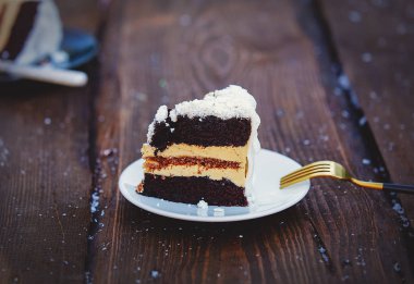 Çatallı Noel pastası ve ahşap masada kar..