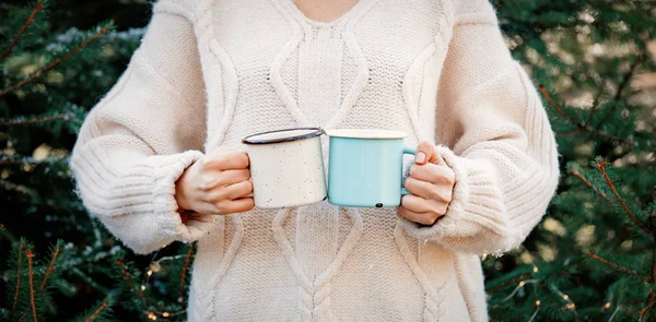 Meisje in witte trui met een kopje koffie in de buurt van dennenboom o — Stockfoto