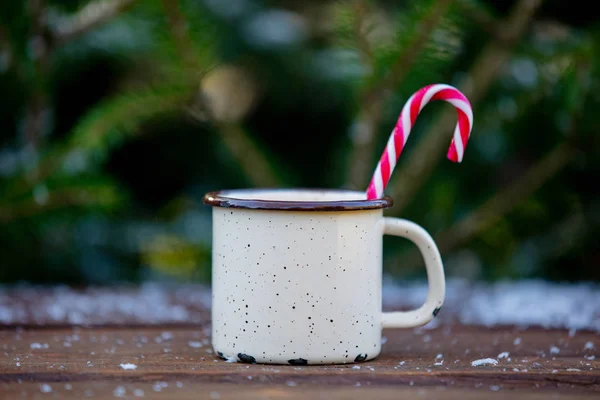 Cup of coffee with christmas lollipop in the form of a crutch on — Stock Photo, Image