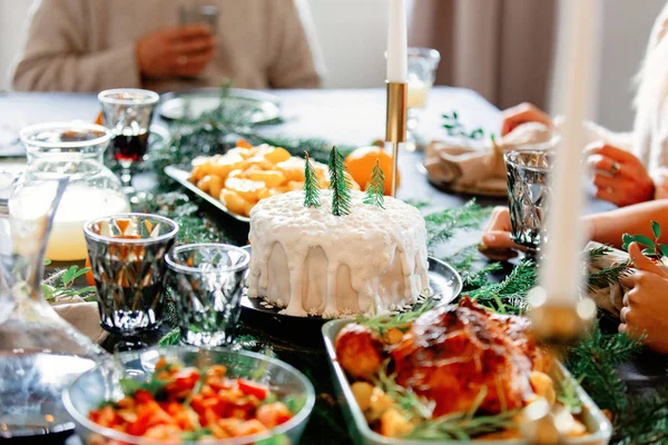 Świąteczne ciasto na stole z gałązkami sosny — Zdjęcie stockowe