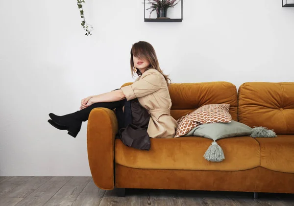 Stile donna con trucco seduta in divano — Foto Stock