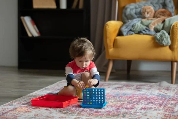 小さな幼児男の子遊びます上の床と猫上の背景 — ストック写真