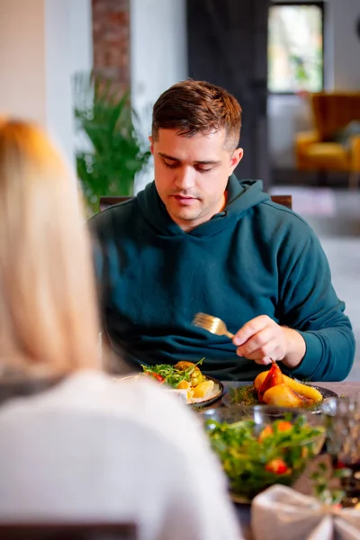 Mann auf einem Weihnachtsessen, Seitenansicht — Stockfoto