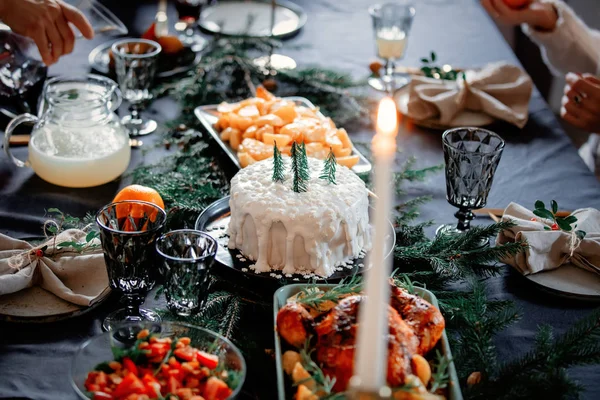 Świąteczne ciasto na stole z gałązkami sosny — Zdjęcie stockowe