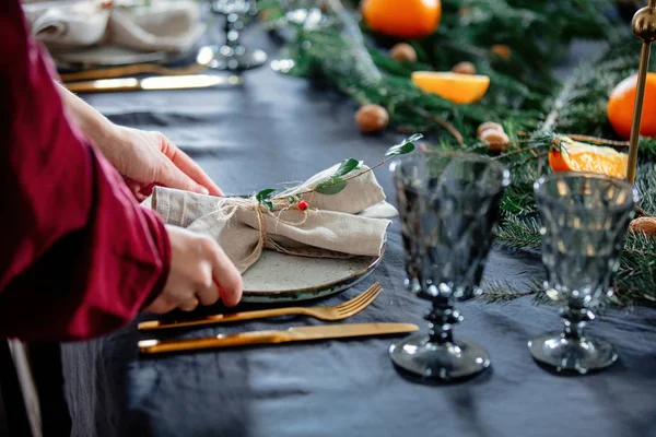 Kobieta zdobi świąteczny stół na Boże Narodzenie — Zdjęcie stockowe