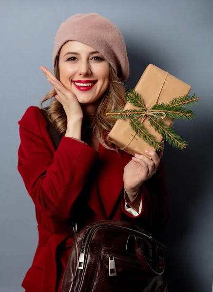 Mujer cartero con caja de regalo sobre fondo gris —  Fotos de Stock