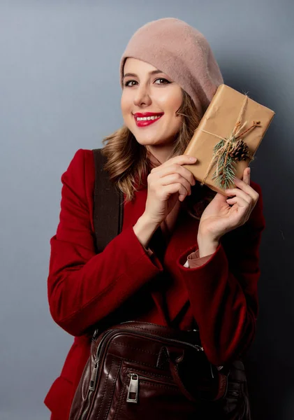 Femme facteur avec boîte cadeau sur fond gris — Photo