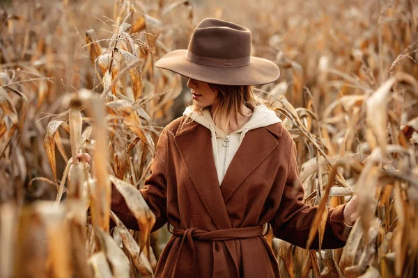 Style kvinna på majs fält i höst tid säsong — Stockfoto