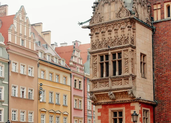 Janelas vintage e varanda na prefeitura de Wroclaw, Polônia — Fotografia de Stock