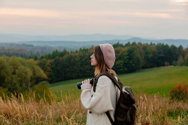 Stil flicka med kikare och ryggsäck på landsbygden — Stockfoto