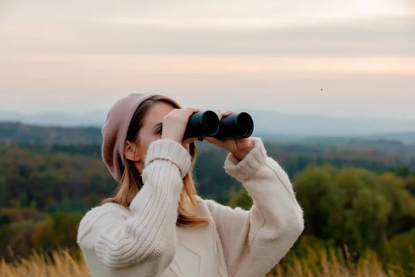 Estilo menina com binóculos no campo com montanhas nas costas — Fotografia de Stock