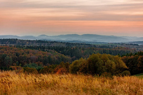 Kilátás Beskids hegyek naplementekor — Stock Fotó