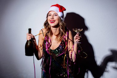 Şampanyayla Noel şapkalı güzel kadın.