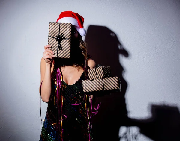 Hermosa mujer en sombrero de Navidad con cajas de regalo — Foto de Stock