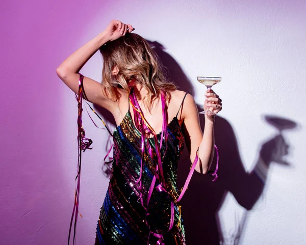Belle femme avec serpentine et champagne dans un temps de Nouvel An — Photo