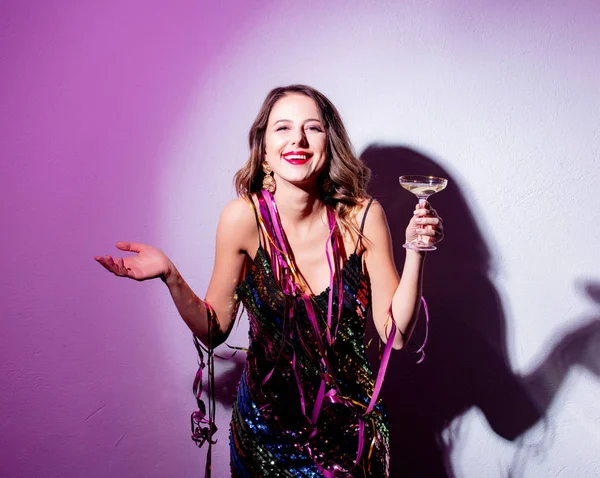 Bella donna con serpentino e champagne in un nuovo anno — Foto Stock