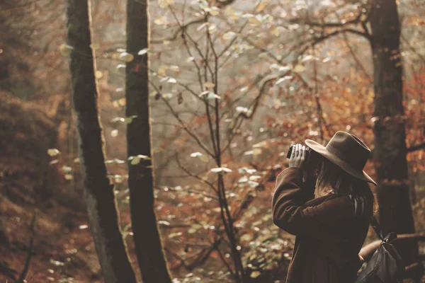 Jonge vrouw met camera in een herfst seizoen park — Stockfoto