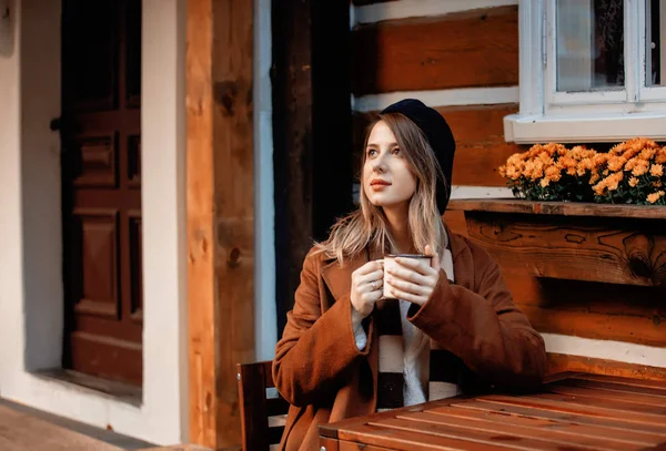 在一家咖啡馆喝咖啡的年轻女子 — 图库照片