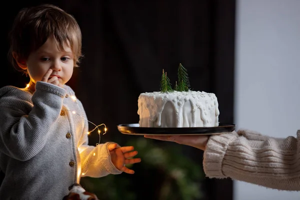 Pequeño niño probando un pastel de cumpleaños en casa —  Fotos de Stock