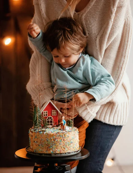 Мальчик и праздничный торт — стоковое фото