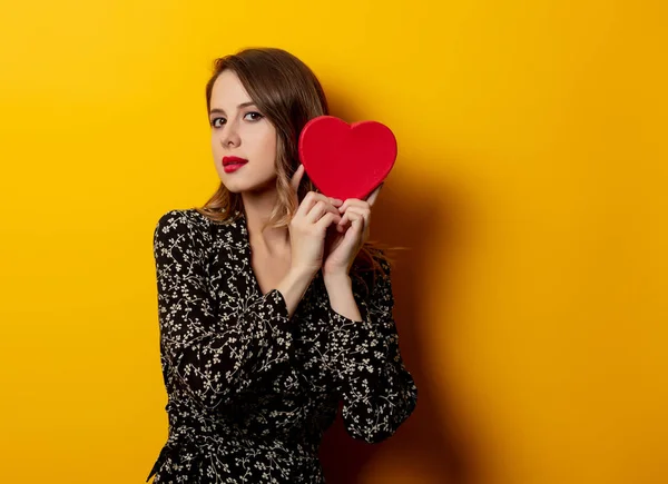 Hermosa Mujer Con Caja Forma Corazón Sobre Fondo Amarillo —  Fotos de Stock