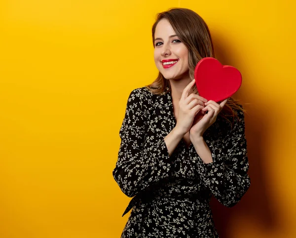 Hermosa Mujer Con Caja Forma Corazón Sobre Fondo Amarillo —  Fotos de Stock