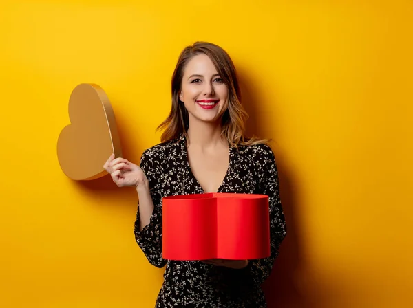 Mulher Bonita Com Caixa Forma Coração Fundo Amarelo — Fotografia de Stock