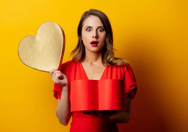 Mulher Bonita Com Caixa Forma Coração Fundo Amarelo — Fotografia de Stock