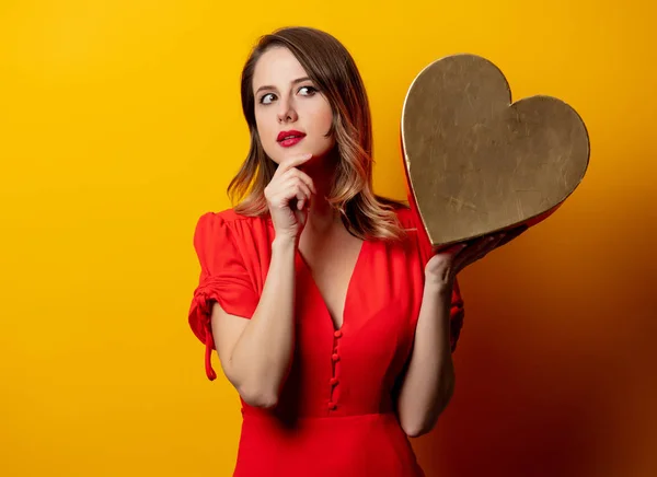 Hermosa Mujer Con Caja Forma Corazón Sobre Fondo Amarillo —  Fotos de Stock