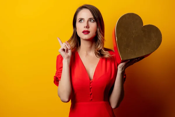 Hermosa Mujer Con Caja Forma Corazón Sobre Fondo Amarillo —  Fotos de Stock