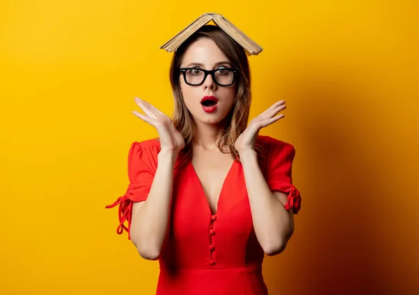 Hermosa Mujer Vestido Rojo Con Libro Sobre Fondo Amarillo —  Fotos de Stock