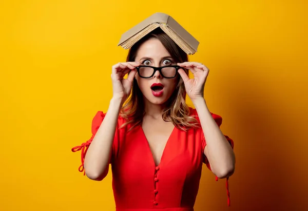 Hermosa Mujer Vestido Rojo Con Libro Sobre Fondo Amarillo —  Fotos de Stock