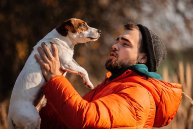 Köpekli, ceketli, stil sahibi adam.