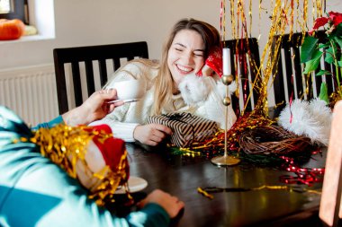 Çiftler yeni yıldan sonra eğleniyor. 