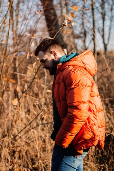 Stijl man in donsjas op het platteland herfst outdoor — Stockfoto