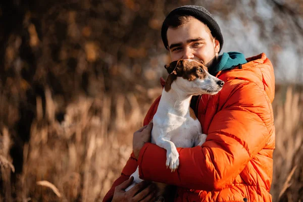 Mann in Daunenjacke mit Hund — Stockfoto