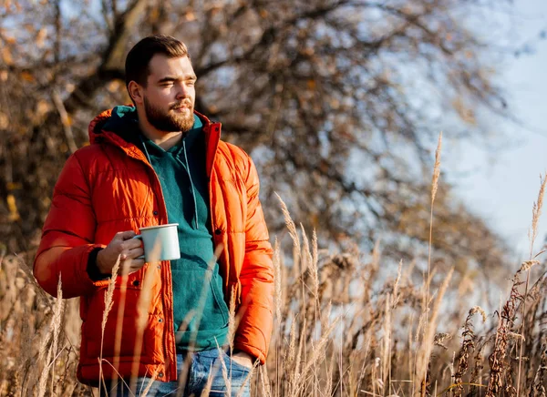 Uomo di stile in piumino con tazza di caffè in autunno rurale outd — Foto Stock