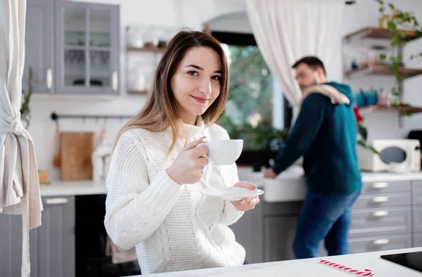 Unga gifta par dricker kaffe i köket — Stockfoto