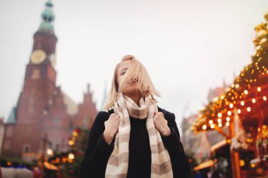 Wroclaw Polonya 'daki Noel pazarında güzel bir sarışın.