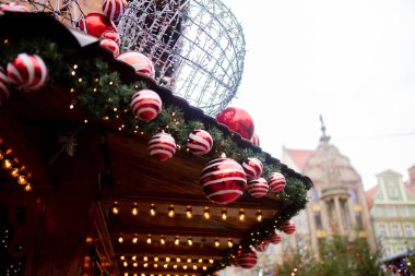 Wroclaw, Polonya 'daki Noel pazarında güzel kırmızı mücevherler 