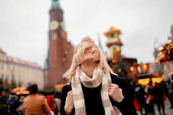 Krásná blondýna na vánočním trhu ve Vratislavi Polsko — Stock fotografie