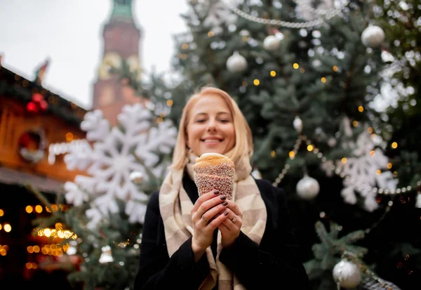 Vacker blondin med spottkaka på julmarknaden i Wrocl — Stockfoto