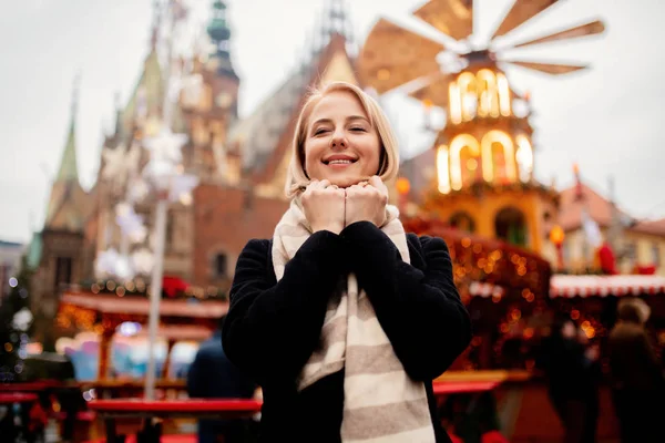 Hermosa rubia en el mercado de Navidad en Wroclaw, Polonia — Foto de Stock