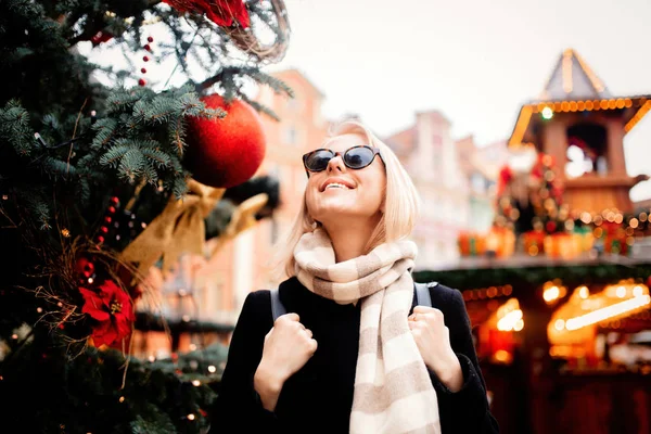Bela loira em óculos no mercado de Natal em Wroclaw — Fotografia de Stock