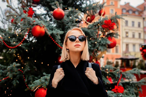 Belle blonde au marché de Noël à Wroclaw, Pologne — Photo
