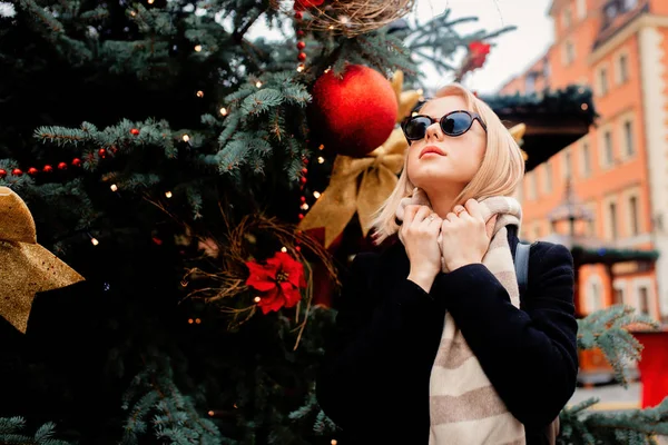 Vacker blondin i glasögon på julmarknaden i Wroclaw — Stockfoto