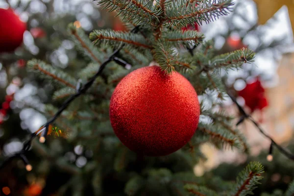 Belle bagattelle rosse nel mercatino di Natale a Breslavia, Polonia — Foto Stock