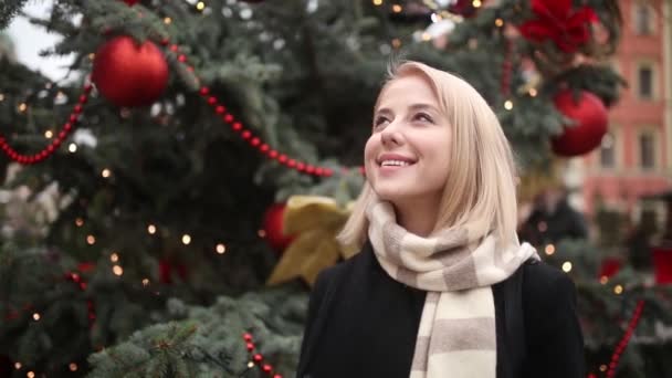 ポーランド ヴロツワフのクリスマスマーケットでスカーフのスタイルの若い女の子 — ストック動画