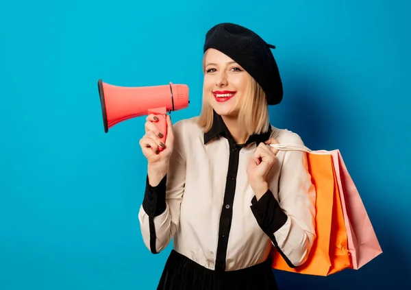 Belle femme française en béret avec des sacs à provisions et loudspea — Photo